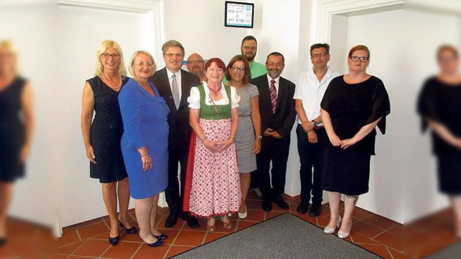 Ulrike Scharf, Ingrid Kaps, Justizminister Prof.Dr.Bausback, Thomas Motzkus, Charlotte Grieshaber, Petra Kolb, Erik Anders, Präsident des LG Landshut Andreas Wimmer, Maximilian Schmid und Yvonne Meier (v. li.).	  (Foto: AG Erding)
