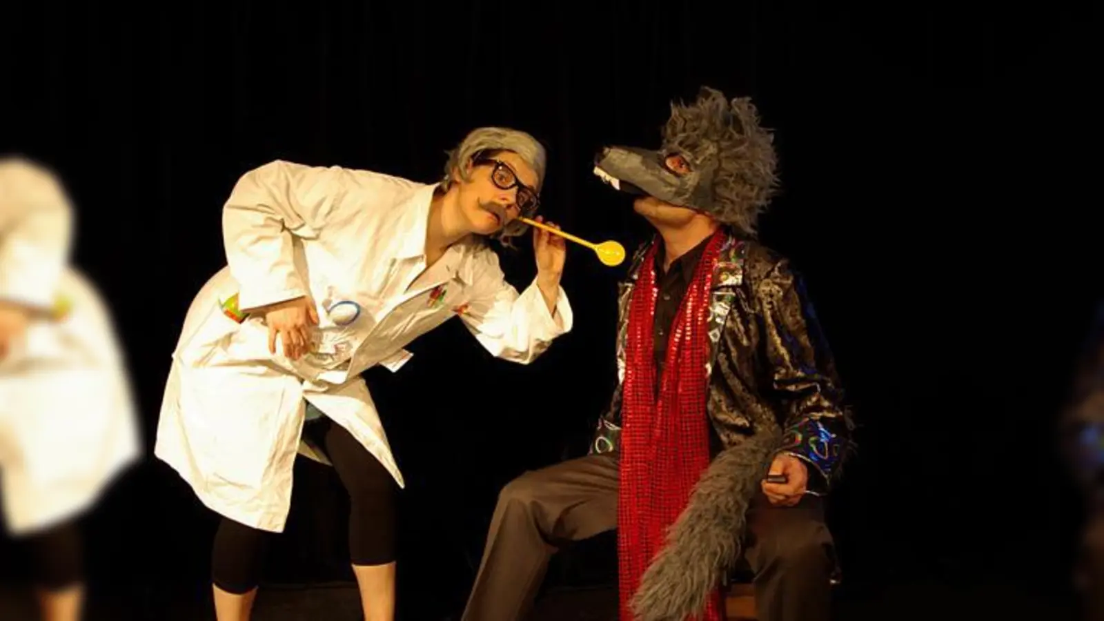 Die Schauspieler Sandra Jankowski und Frank Klaffke beziehen auch die Kinder direkt in das Geschehen auf der Bühne mit ein.  (Foto: Theater Sturmvogel)