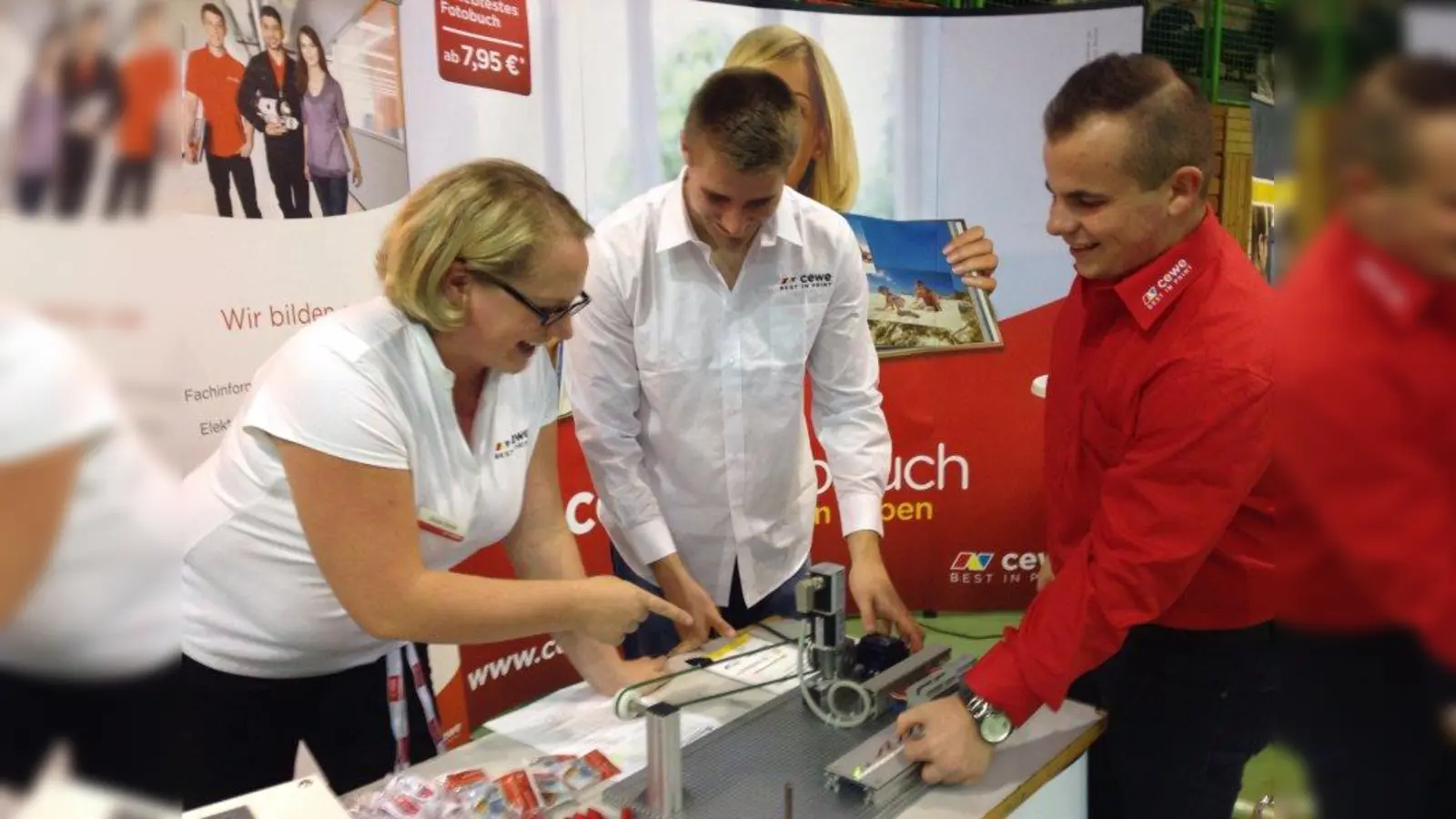Eine Schrittmotorsteuerung stellten v. l. Denise Sander, Ernest Michelini und Marko Panizic vor. (Foto: pst)