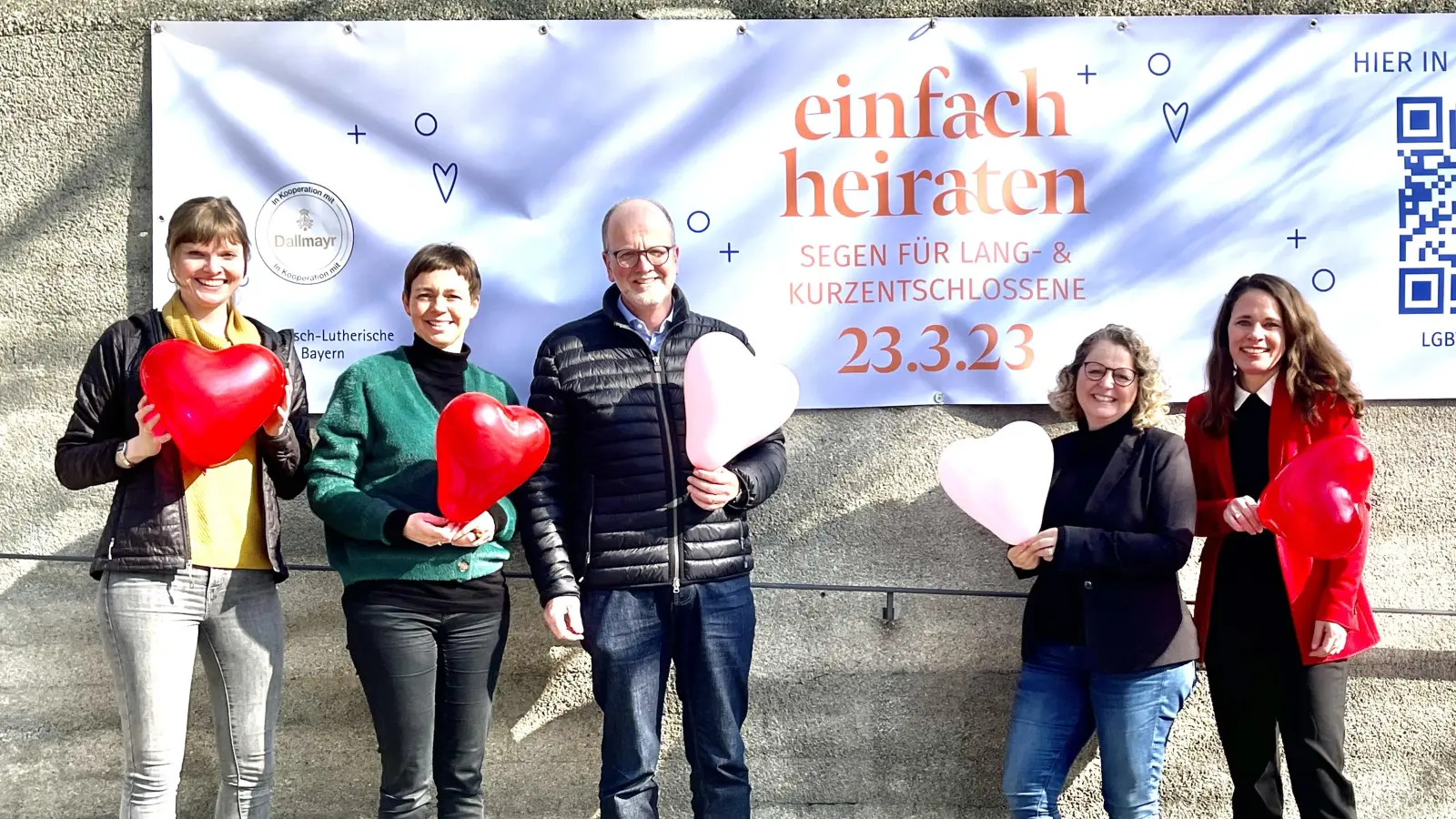 Freuen sich auf viele Heiratswillige: Dekanin Dr. Claudia Häfner, Pfarrerin Stefanie Wist, Pfarrer Rolf Hartmann, Pfarrerin Doris Wild und Vikarin Rahel Pereira (v.r.). (Foto: hw)