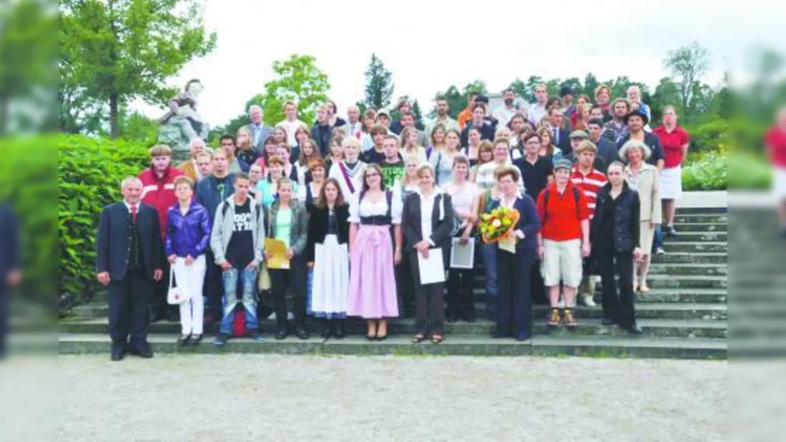 Im Schmuckhof des Botanischen Gartens versammelten sich die 104 ausgelernten Gärtnerinnen und Gärtner aus Oberbayern zum Foto. (Foto: pi)
