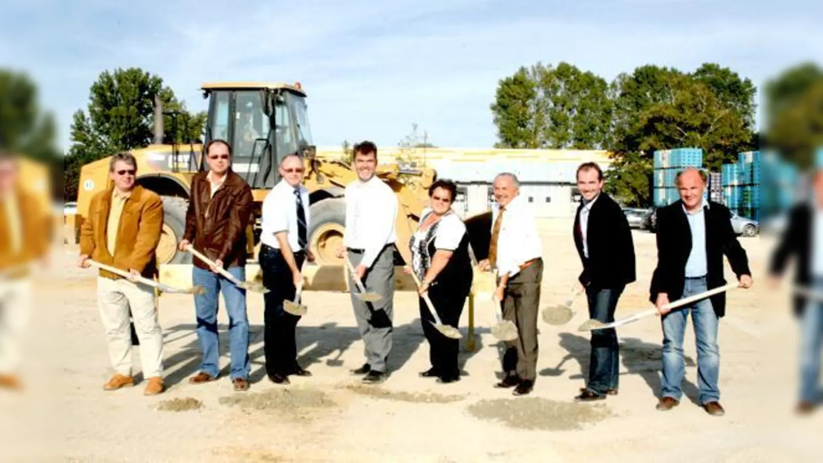 Beim Spatenstich im Unterschleißheimer Gewerbegebiet (v.l.): Robert Lang, Jürgen Meierlohr, Anton Meierlohr, Franz Wallner, Sibylle Wiedmann, Rolf Zeitler, Peter Pletschacher und Winfried Karrer. 	 (Foto: sl)