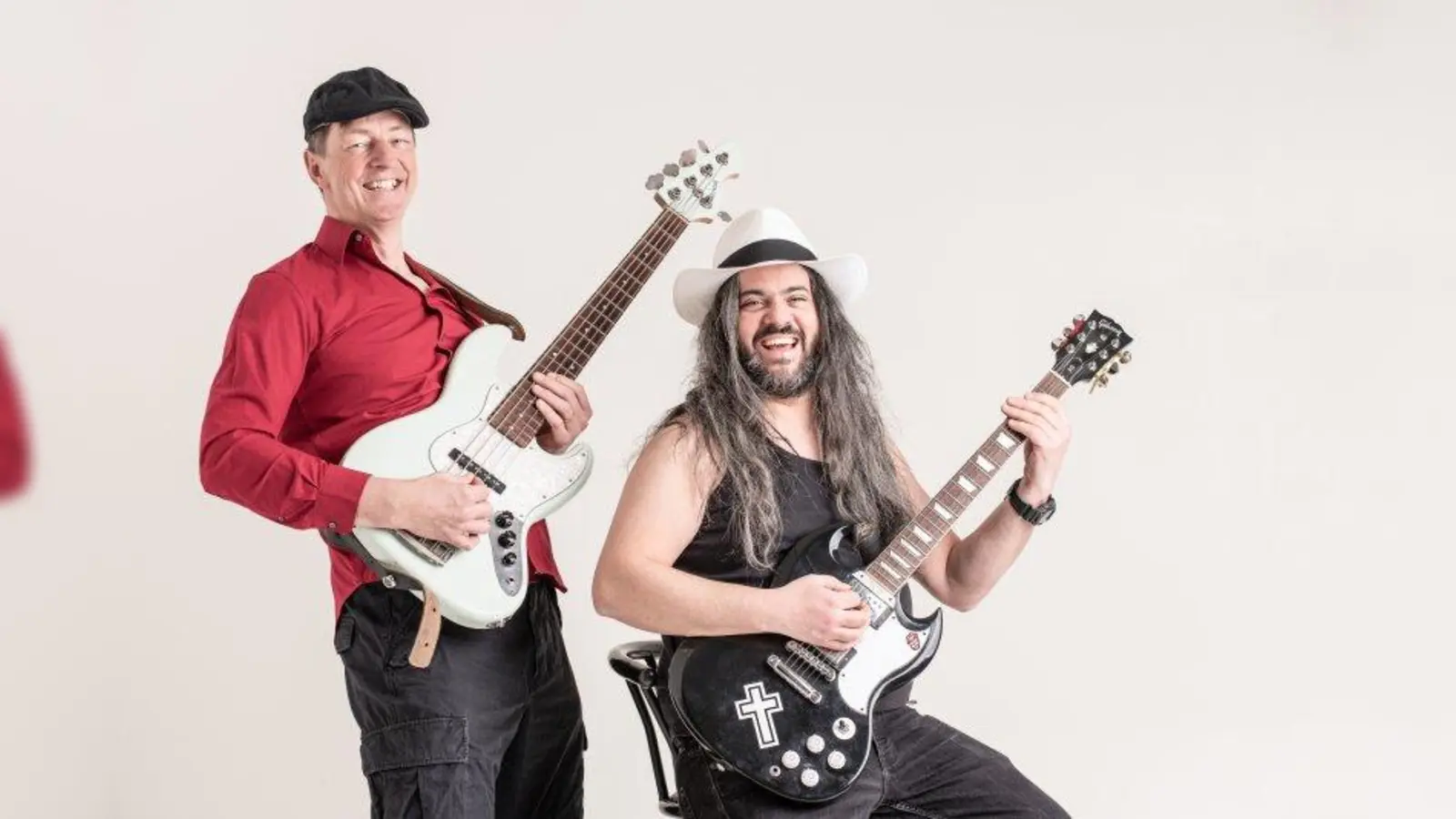 E-Gitarrist Raffaele E. Quarta (rechts) und e-Bassist Jörg Borchardt spielen am Samstag, 31. Juli, beim Multikulturellen Jugendzentrum Westend. (Foto: Bernhard Pilz)