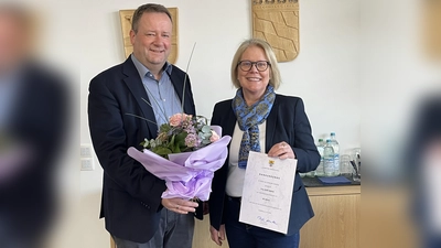 Bürgermeister Peter Köstler gratulierte Elke Naeve zum Dienstjubiläum. (Foto: Gemeinde Gräfelfing)