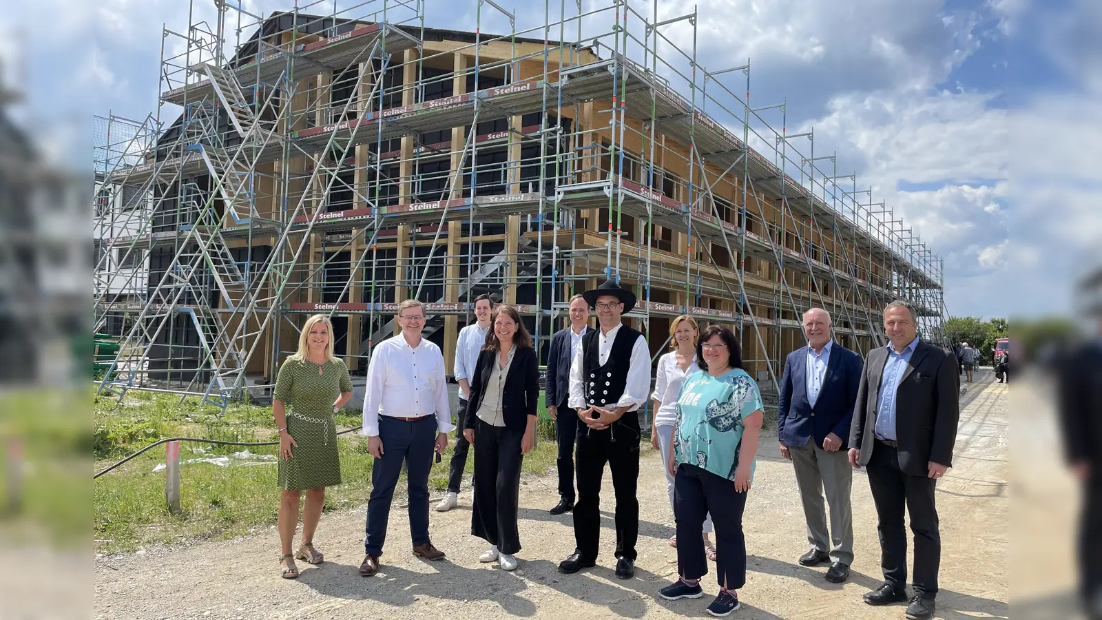 Der Dachstuhl und Rohbau sind fertig - Richtfest für die Kita „Schatzkiste”. In der Mitte steht Zimmerermeister Joachim Nörr, der den Richtspruch gehalten hat.  (Foto: pst)