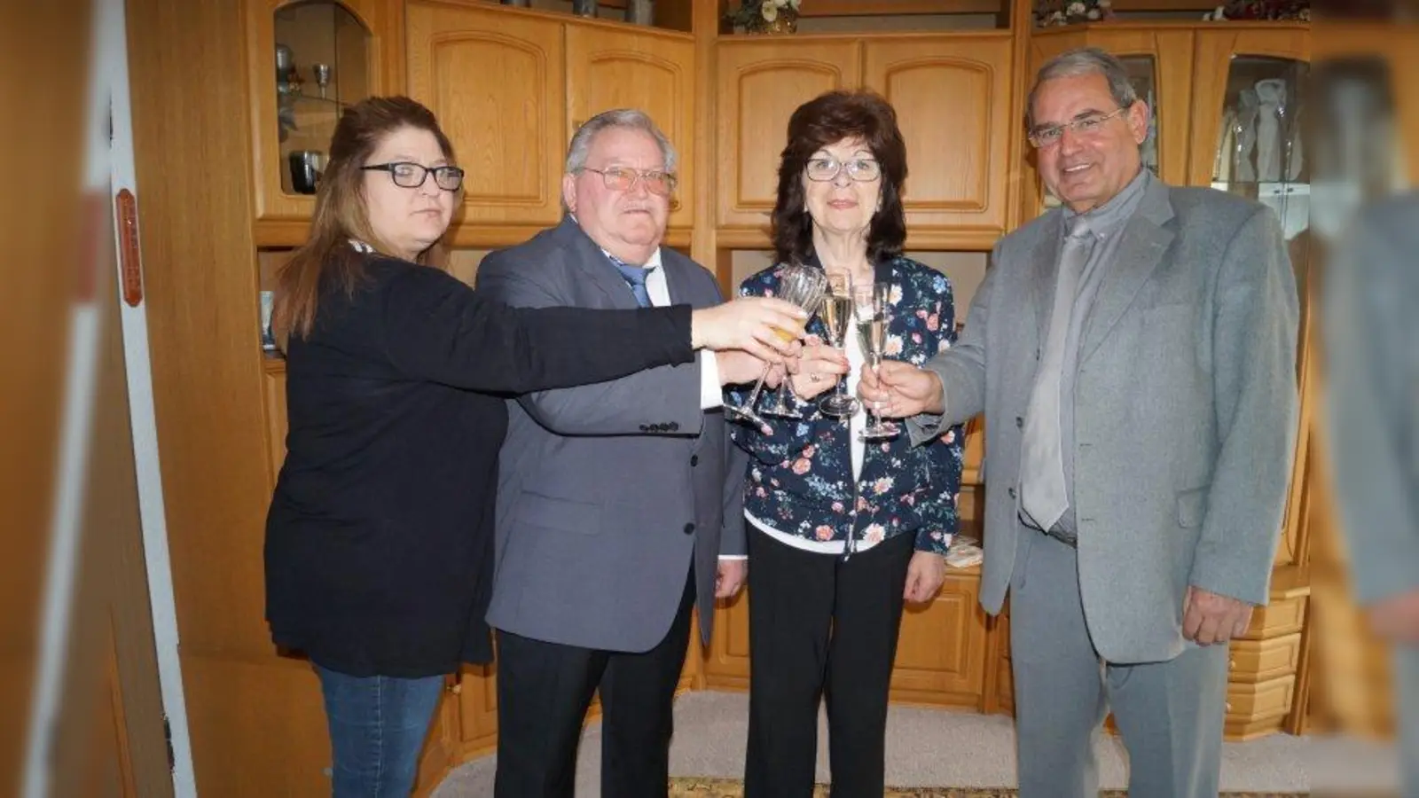 Michaela Reitner (l.) und Wolfgang Andre (r.) gratulieren Bertram und Alice Rapp zur Goldenen Hochzeit. (Foto: pst)