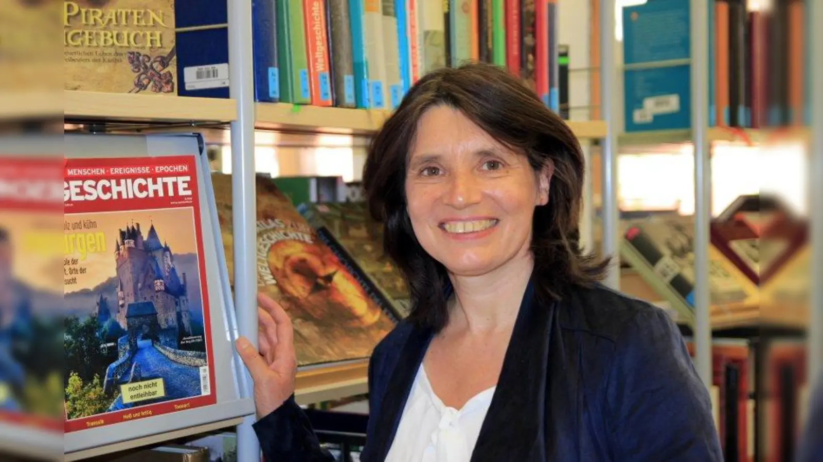 Die Stadtbibliothek soll noch gemütlicher werden und eine offene Multi-Kulti-Wollkommenskultur pflegen, wünscht sich Elisabeth Pittrich, die neue Leiterin der Pasinger Stadtbibliothek. (Foto: us)