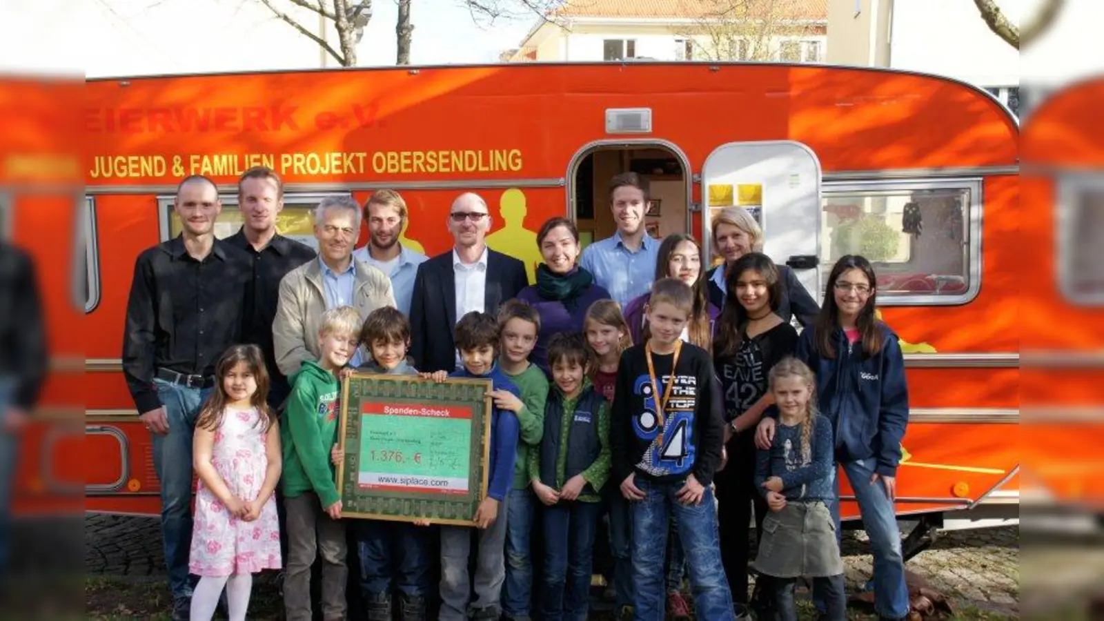 An drei Nachmittagen ist der Mobilprojekt-Wagen geöffnet. Jetzt wurde vor ihm die „Blutspende” übergeben. (Foto: FW)