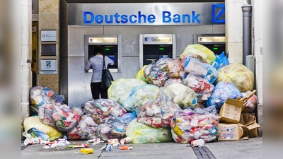 Müll in der Stadt: Die Bilder von Benno Grieshaber erzählen von Freude, Konsum, Wachstum, Natur, Klimawandel, Freiheit, Tod, Überwachung, Globalisierung, Umwelt, Armut, Genmanipulation, Radikalisierung, Medien, Digitalisierung, Liebe, Glaube, Luxus und noch viel mehr. (Foto: Benno Grieshaber)