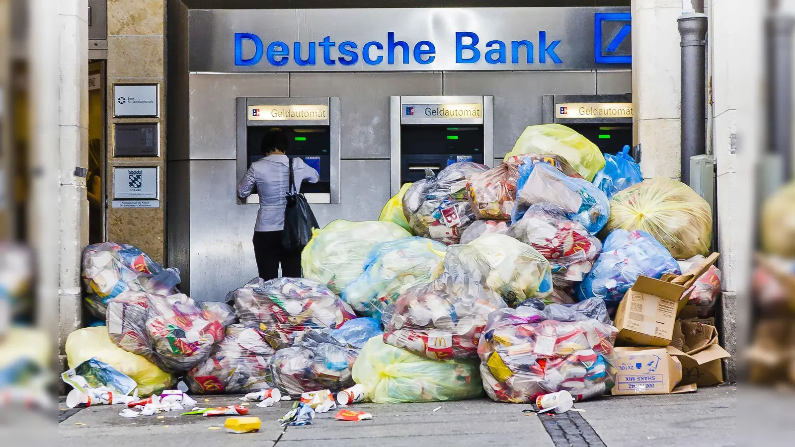 Müll in der Stadt: Die Bilder von Benno Grieshaber erzählen von Freude, Konsum, Wachstum, Natur, Klimawandel, Freiheit, Tod, Überwachung, Globalisierung, Umwelt, Armut, Genmanipulation, Radikalisierung, Medien, Digitalisierung, Liebe, Glaube, Luxus und noch viel mehr. (Foto: Benno Grieshaber)