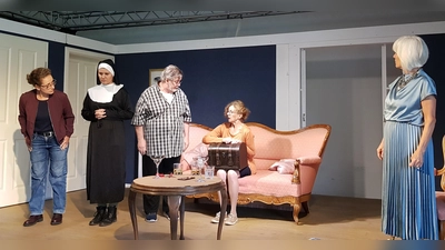 Wer hat denn nun den Gärtner auf dem Gewissen? Die NeuriederTheaterei bei der Probe (von links): Maren Goerge, Isabelle Kreusch, Alexander Vielberth, Heike Witte, Gabi Kreusch. (Foto: M. Schiffers)