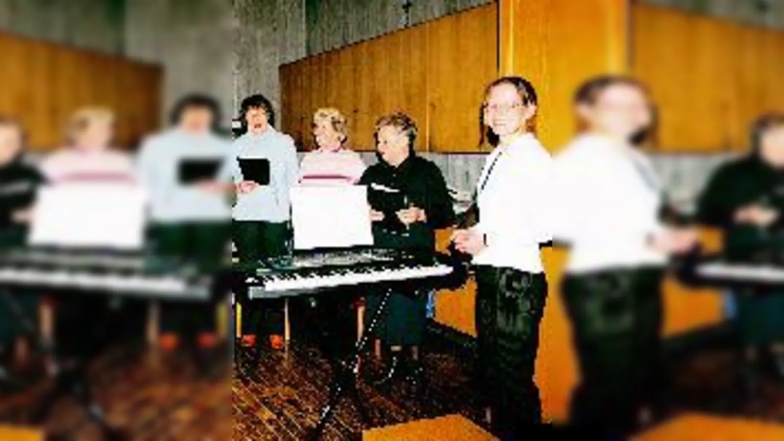 Mit Begeisterung sind die Sängerinnen und Sänger unter der Leitung von Verena Weidner (re.) dabei, aber es sind halt zu wenige.	 (Foto: cr)