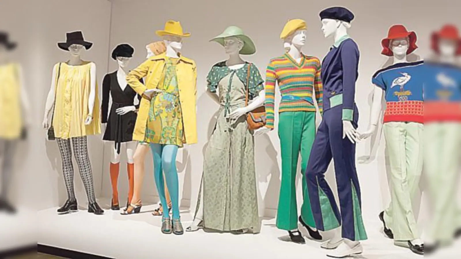 Flower Power, Folklore, Disco-Glam: Die aktuelle Ausstellung im Stadtmuseum zeigt die Mode der Siebzigerjahre.  (Foto: Münchner Stadtmuseum)