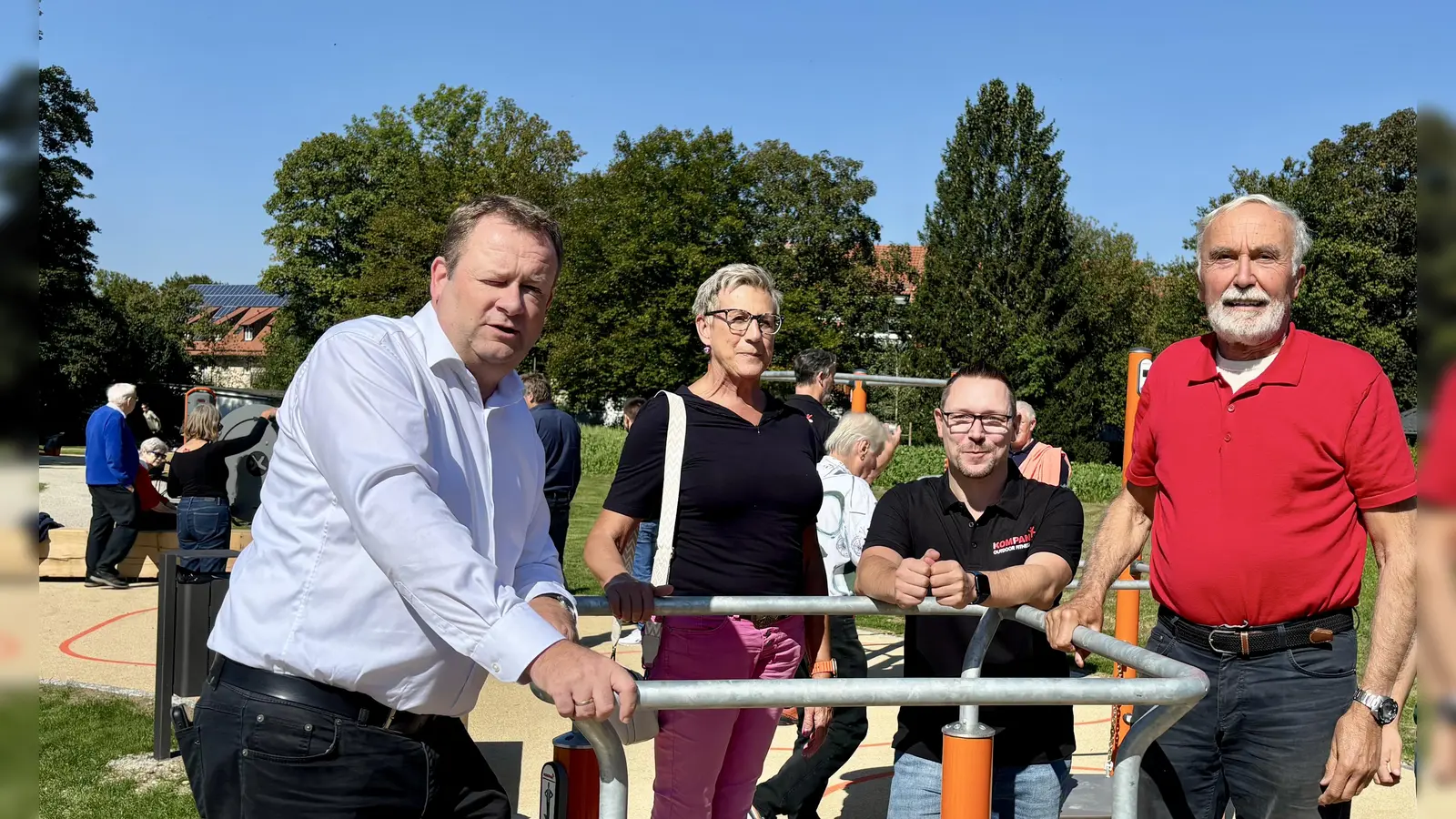Am neuen Fitnessparcours: Bürgermeister Peter Köstler, Sabine Vilano vom Bauamt, Oliver Beißner vom Gerätehersteller und Gemeinderat Benno Stübner als Vertreter vom Runden Tissch Sport (v.l.) bei der Eröffnung. (Foto: Ulrike Seiffert)