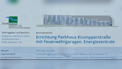 Die Bautafel kündigt Großes an: Bis Juli 2024 soll das Parkhaus inklusive Energiezentrale fertig sein. (Foto: StaWM)