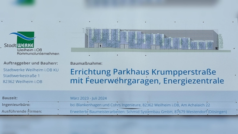 Die Bautafel kündigt Großes an: Bis Juli 2024 soll das Parkhaus inklusive Energiezentrale fertig sein. (Foto: StaWM)
