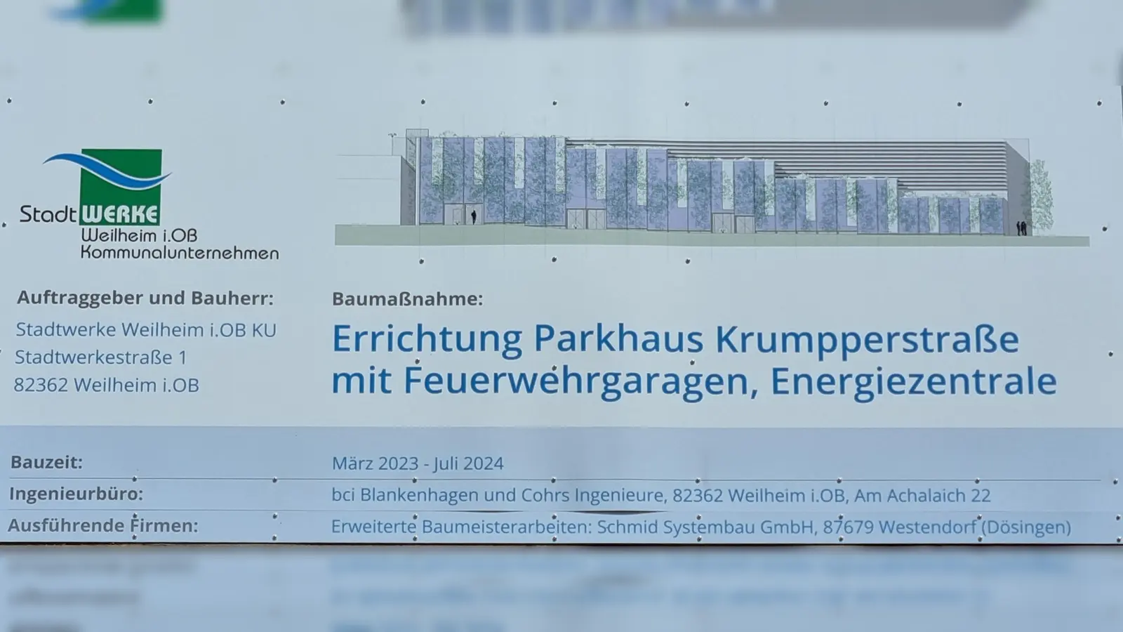 Die Bautafel kündigt Großes an: Bis Juli 2024 soll das Parkhaus inklusive Energiezentrale fertig sein. (Foto: StaWM)