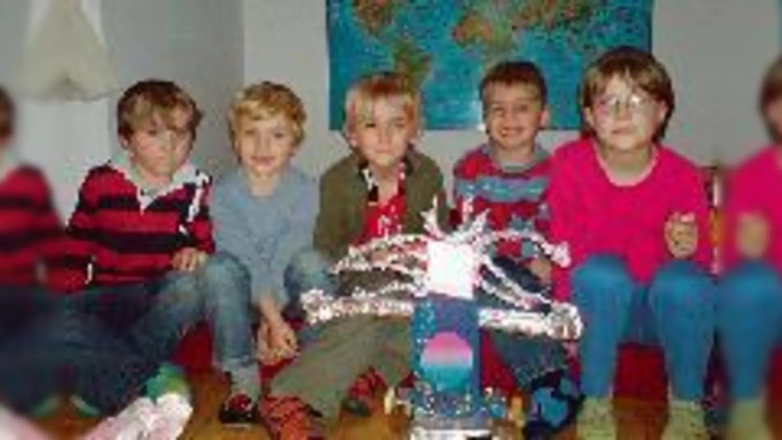 Stolz präsentieren die kleinen Bastler ihre Roboterfrau.	  (Foto: Privat)
