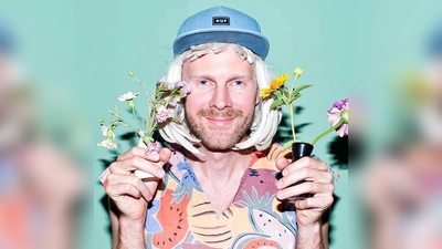 Angela Aux ruft in einer mulitmedialen Performance erneut die bayerische Räterepublik aus. (Foto: Nikolas Kammerer)