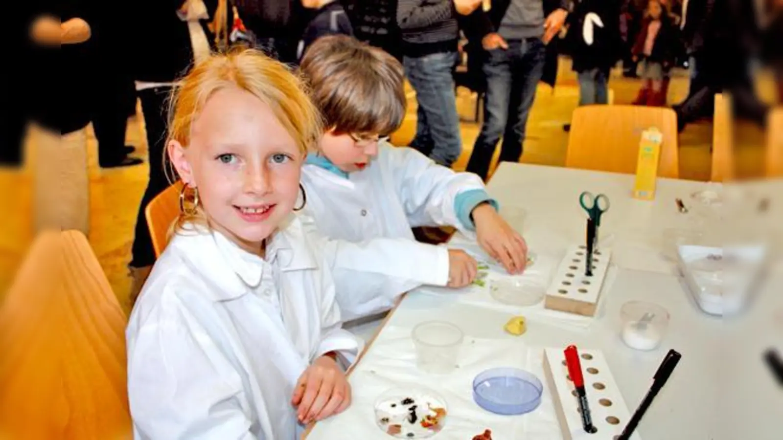Kinder von sechs bis zwölf Jahren können bei den Wissenschaftstagen am Samstag und Sonntag, 10 bis 17 Uhr, im »KinderKunstLabor« spannende Dinge ausprobieren. 	 (F.: VA)