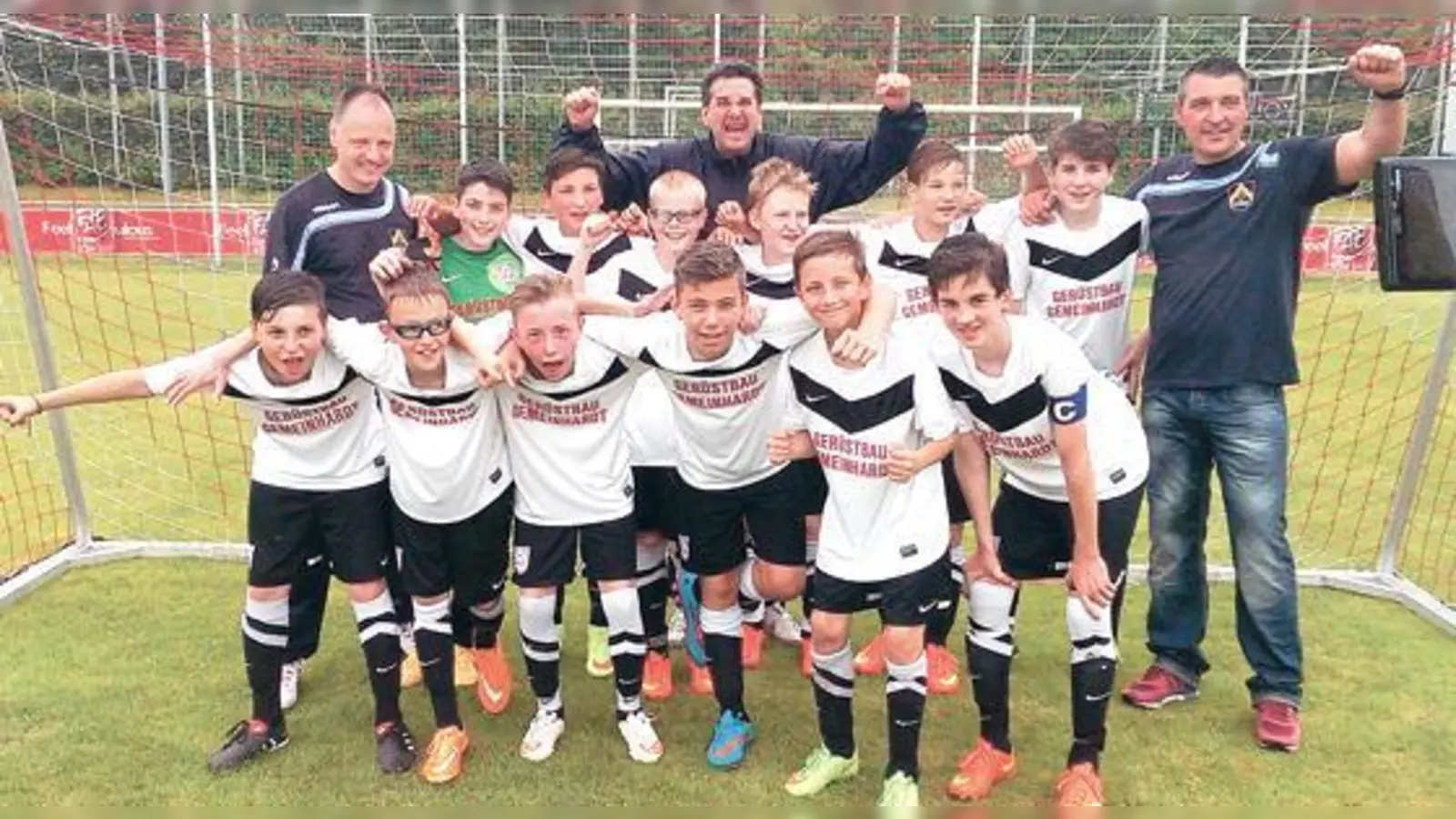 So sehen Aufsteiger aus: Die D1 (oben) jubelte am Ende genauso wie die C1 (unten). 	 (Foto: VA)