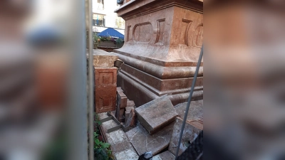 Im Januar war die Balustrade der Mariensäule durch einen Gabelstapler schwer beschädigt worden.  (Foto: mha)