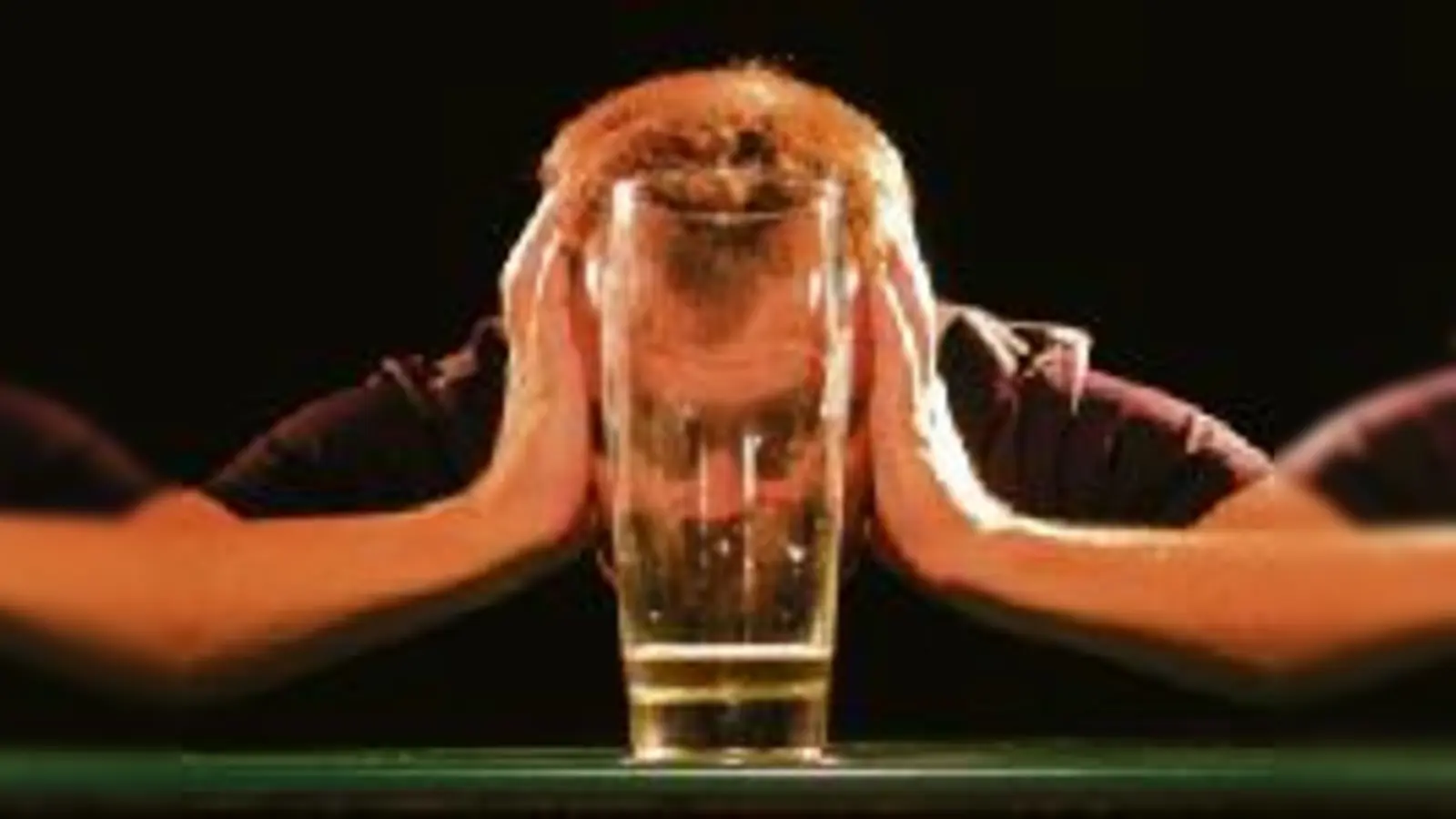 Nuschelnder Weißbierfetischist und Tippse in einem: Tobias Öller.  (Foto: VA)