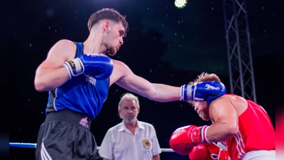 Von links: Der Baldhamer Franz Gradl, Ringrichter Paul Rossa und Yannik Müller aus Ulm. (Foto: Dell, privat)