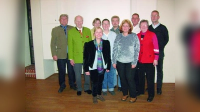 Gruppenfoto des neuen KAB-Vorstands mit Gratulant Erwin Schosser (2.v.l.): ganz links Günther Mack, vorne Mitte	Vorsitzende Gerda Brand. (Foto: pi)