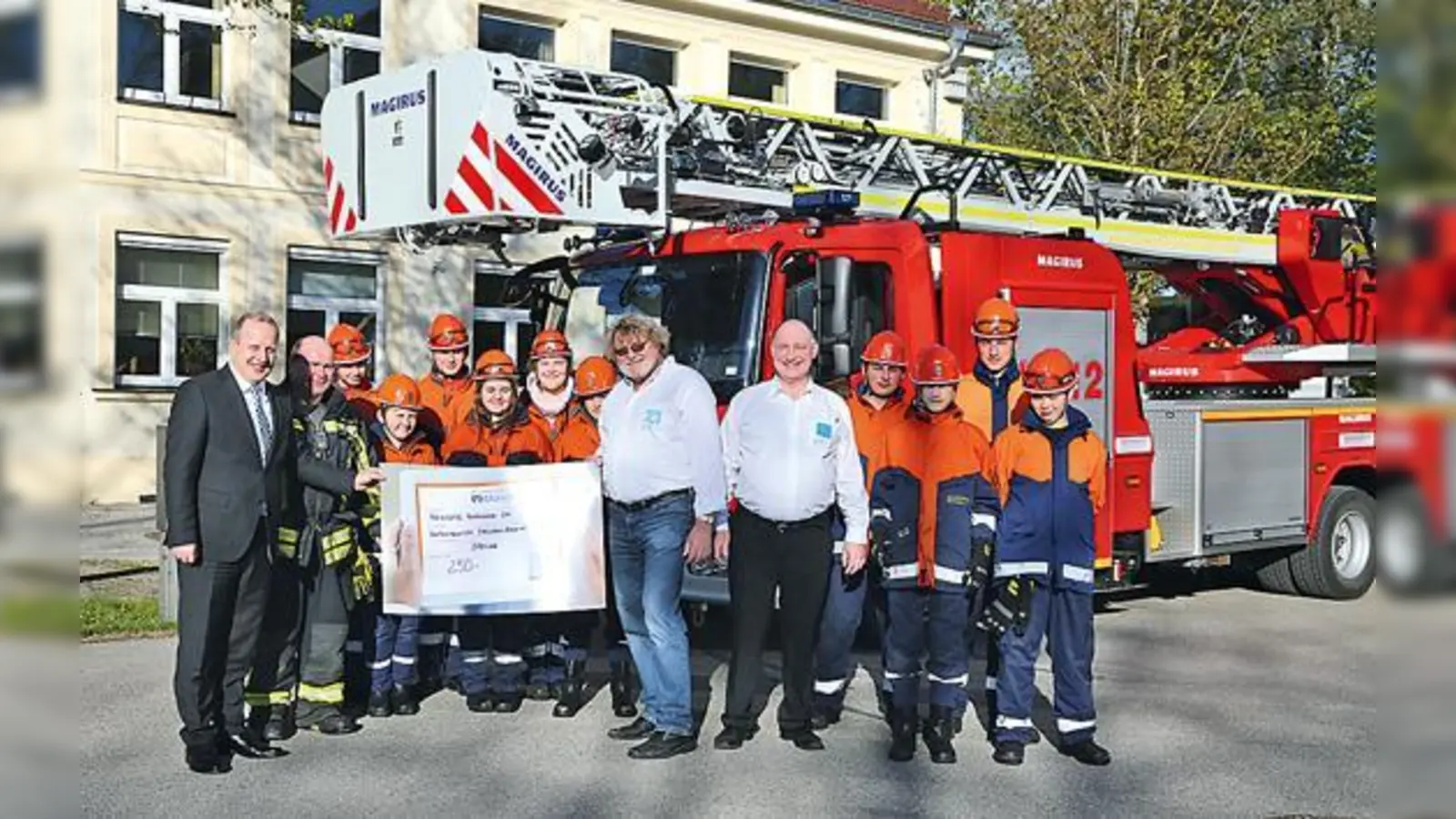 Ronny Sonnekalb (Münchner Bank), Michael Bayer (Freiwillige Feuerwehr Oberschleißheim), Walter Klar und Wolf D. Waag (beide Gewerbeverband Oberschleißheim, v. li.) bei der Scheckübergabe an die Jugendfeuerwehr.	 (Foto: H. Treffer/Gewerbeverband OSH)
