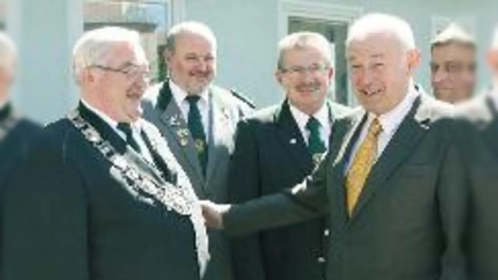 Der neue Landesschützenmeister, Wolfgang Kink (li.), zusammen mit dem Bayerischen Ministerpräsidenten Günther Beckstein (re.).	 (Foto: pi)