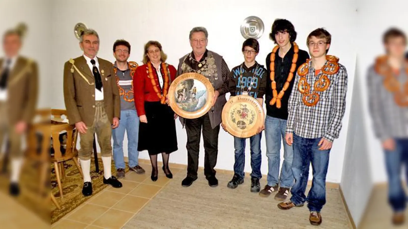 Neuer Regent bei den Adlerschützen ist Karl Jumel (4. v. l.): Er holte sich den Sieg beim Königsschießen.	 (Foto: Schützen)