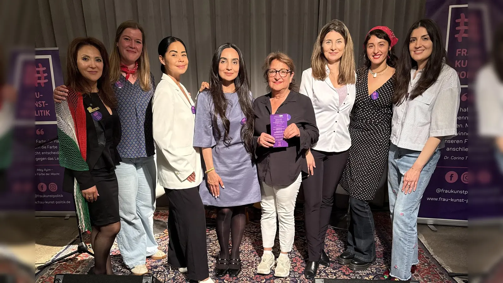 Diskutierten strukturelle Fragen (von links): April Peltz, Musikerin Tina Menger, Neslihan Köse, Mursal Noorzai, Dr. Corina Toledo, (erste Vorstandsvorsitzende frau-kunst-politik e.V.), Moderatorin Naciye Özsu, Musikerin Lazy Maryam, Ayan Nazarov. (Foto: FKP)