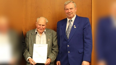 60 Jahre ist Ludwig Bergmaier (li.) Mitglied im KUV Concordia Lustheim und damit jetzt laut Satzung Ehrenmitglied. Die Ehrung nahm KUV-Vorstand Lutz Schulze vor.  (Foto: Verein)