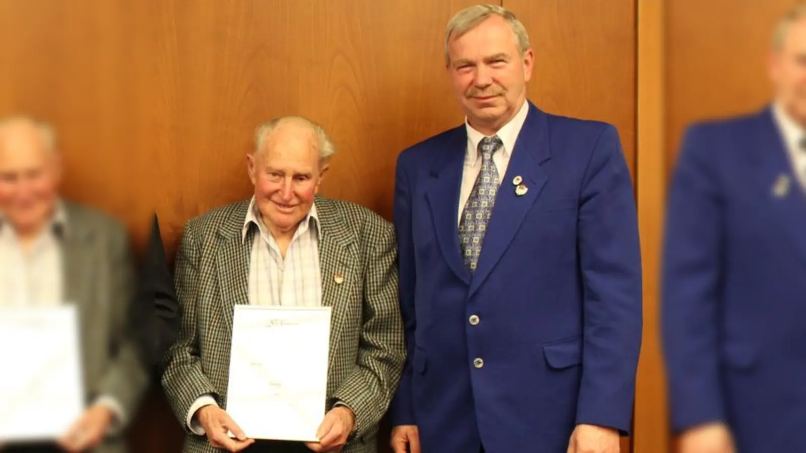 60 Jahre ist Ludwig Bergmaier (li.) Mitglied im KUV Concordia Lustheim und damit jetzt laut Satzung Ehrenmitglied. Die Ehrung nahm KUV-Vorstand Lutz Schulze vor.  (Foto: Verein)