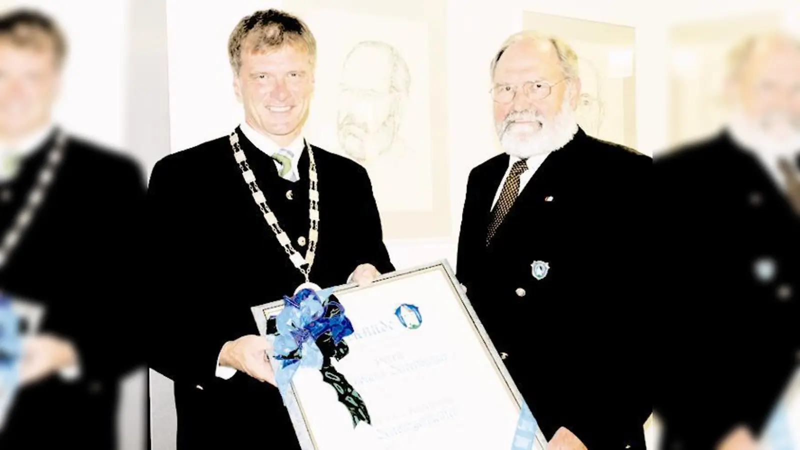 Bürgermeister Stefan Schelle freute sich, seinen langjährigen Vorgänger Nikolaus Aidelsburger zum Altbürgermeister ernennen zu dürfen.   (Foto: hol)