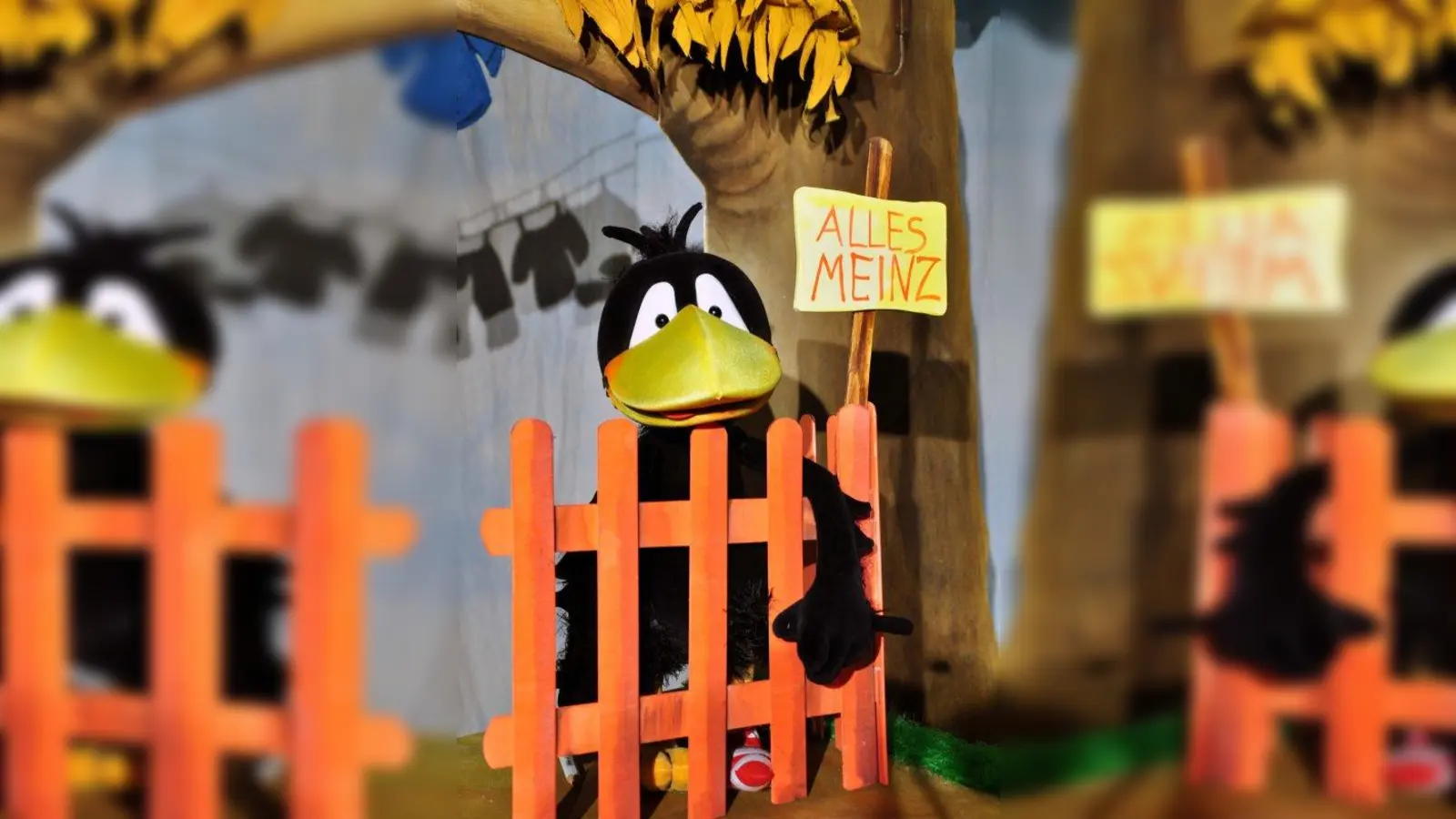 „Kleiner Rabe Socke”: eine humorvolle und zugleich poetische Inszenierung in gelungener Kombination aus Figurentheater, Gesang und Schauspiel. (Foto: Kammerpuppenspiele Bielefeld)