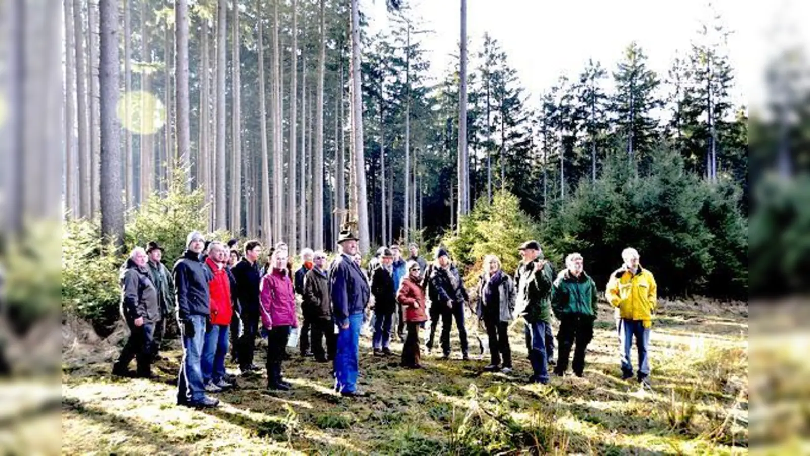 Zahlreiche Mitglieder des »Aktionsbündnis Schutz des Kirchseeoner Südens« und Gemeinderäte waren der Einladung zur Teilbegehung der geplanten Umgehungs-Trasse gefolgt. 	 (Foto: Sybille Föll)
