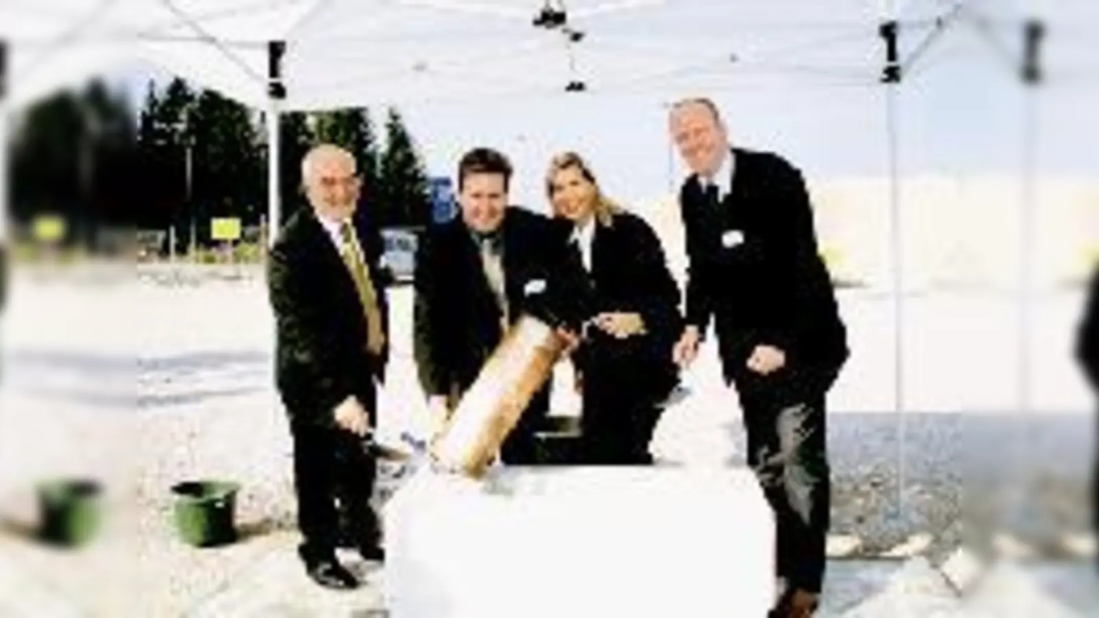 Die Mitarbeiter der Erich-Obermaier-Gruppe feierten gemeinsam die Grundsteinlegung zum »Stay2Munich«: (v. l.) Ulrich Riedel, Stephan Huhndorf, Andrea Kustermann und Andreas Döschel.  (Foto: Woschée)