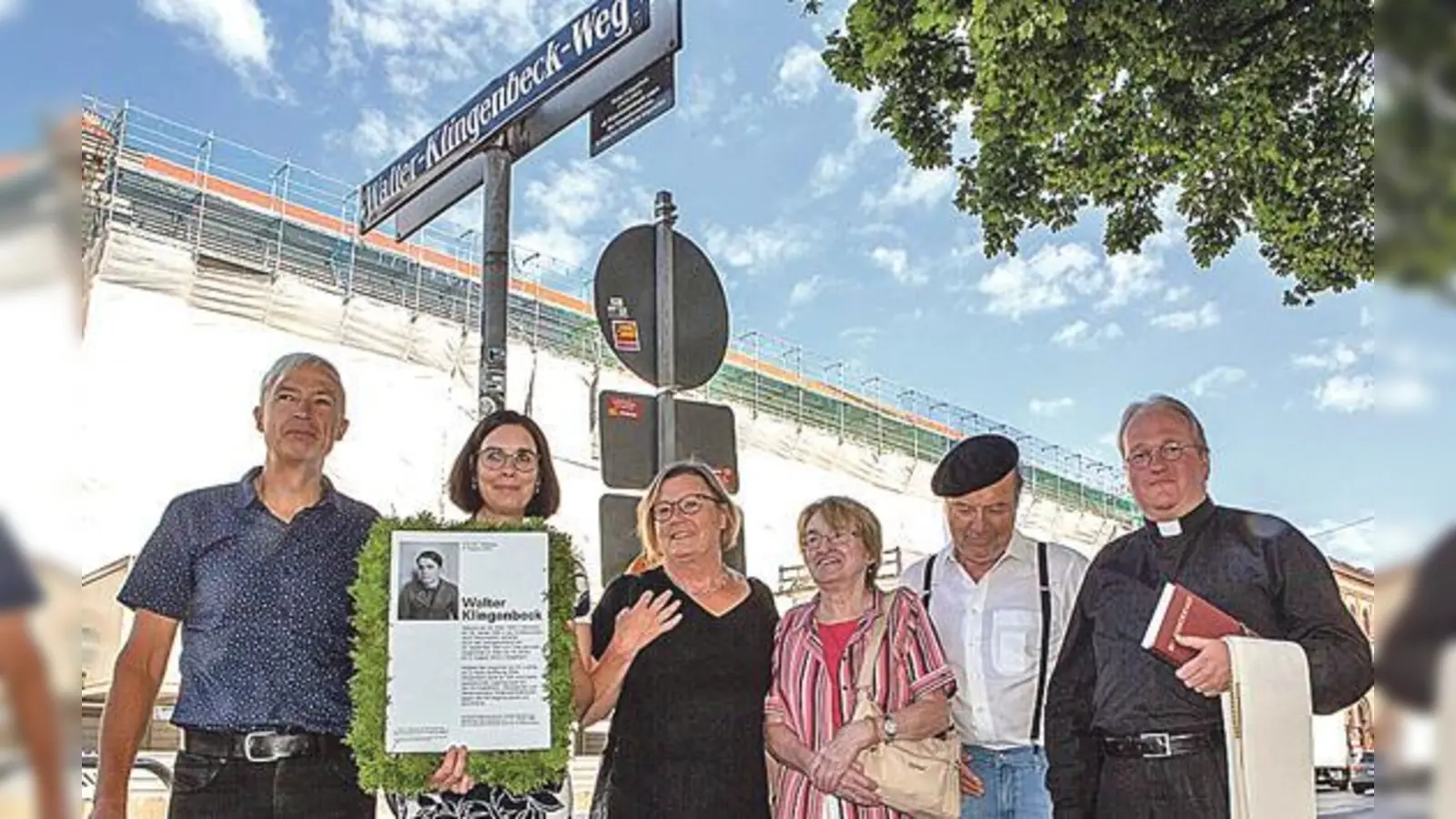 Kleiner Festakt zur erneuerten Erinnerungstafel für Walter Klingenbeck: v.l. Hermann Höfler, Dr. Denise Reitzenstein, Martha Hipp, Nichte Walter Klingenbecks Silvia Karg, Klaus Bäumler und  Markus Gottswinter.	 (Foto: Robert Kiderle)