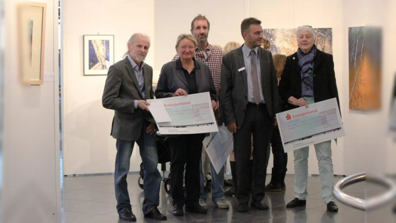 Die Ausstellung zum 20-jährigen Jubiläum des Künstlerkreises Münchner Süden ging im Bürgerhaus zu Ende. Auf der Finissage wurde der Publikumspreis verliehen (von links): Johannes von Peckenzell, Pullachs Bürgermeisterin Susanna Tausendfreund, Jochen Brunsmann, Herr Roth von der Kreissparkasse sowie Gabriele Rodler. (Foto: Hanna Stegmayer)