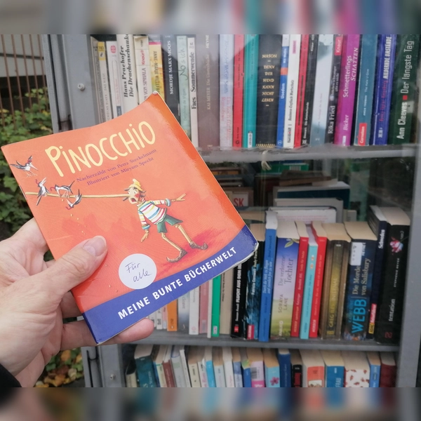 Die von Petra Steckelmann kurz nacherzählte und von Miryam Specht nett illustrierte Pinocchio-Geschichte im Aubinger Bücherschrank. (Foto: job)