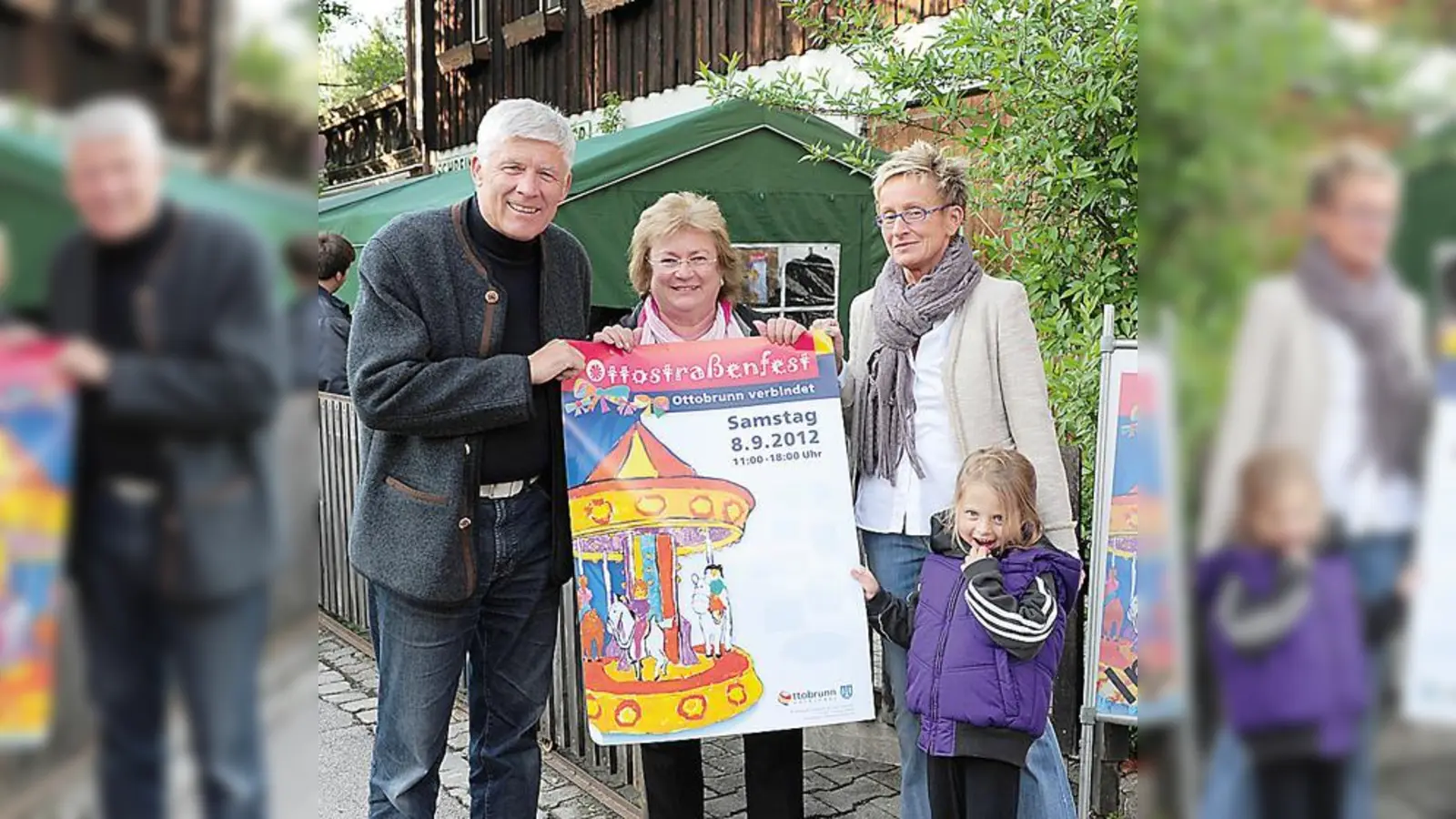 Stolz präsentiert das Organisationsteam, Dr. Axel Keller, Erika Aulenbach (Mitte) und Susanne Vordermaier, das diesjährige Plakat.  (Foto: Pierre Kälin)
