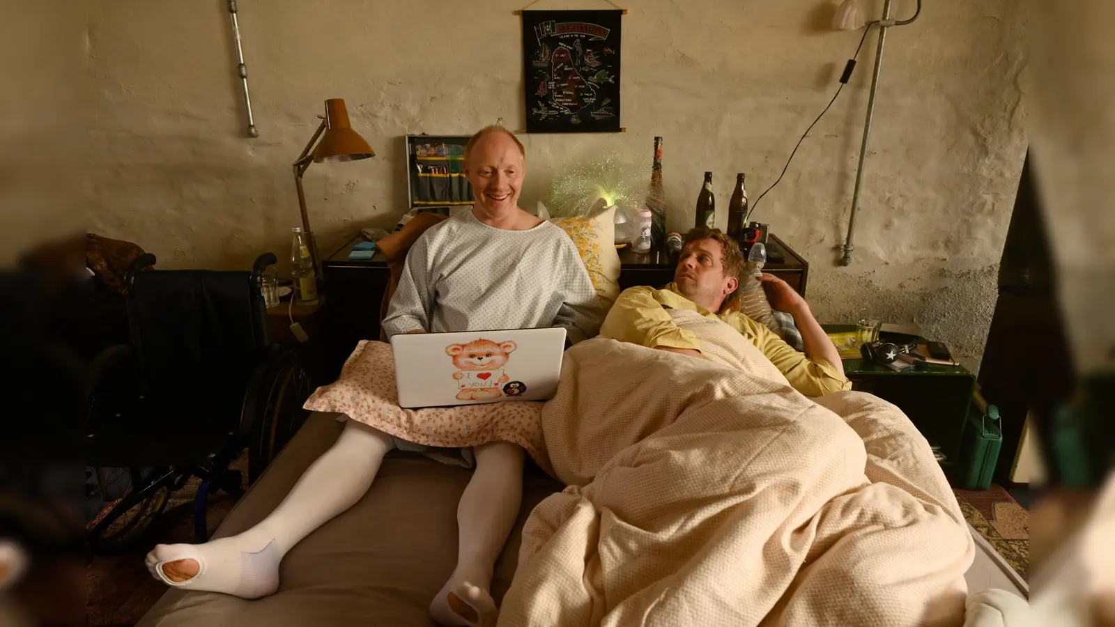 Das „Dreamteam” Rudi Birkenberger (Simon Schwarz) und Franz Eberhofer (Sebastian Bezzel) bei schwerer Ermittlungsarbeit.  (Foto: Constantin Film Verleih GmbH)