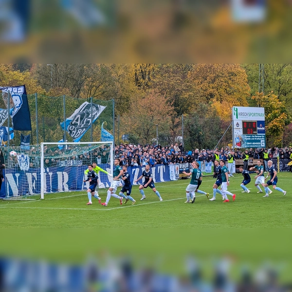Dorfplatz-Idylle: Amateurfußball abseits des großen Millionengeschäfts.  (Foto: M. Forster)