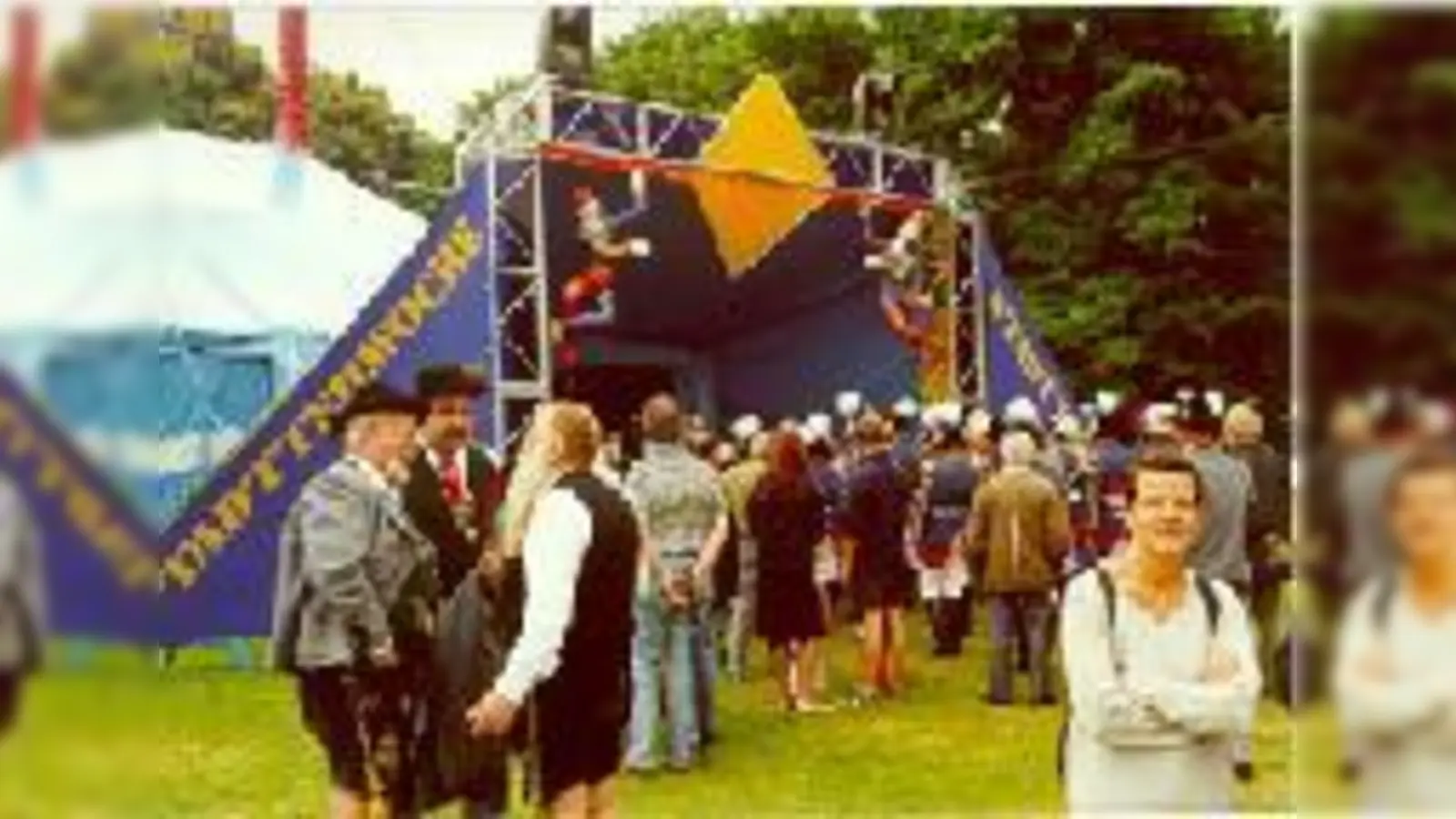 Literatur, Lindy Hop und  (Foto: Jung und Alt, Brauchtum und Internationales gehen bei der Stadtteilwoche eine unterhaltsame Melange ein  sicher auch in Trudering-Riem und Berg am Laim 2005. Zentraler Veranstaltungsort wird ein blaues Zelt mit 700 Plä)
