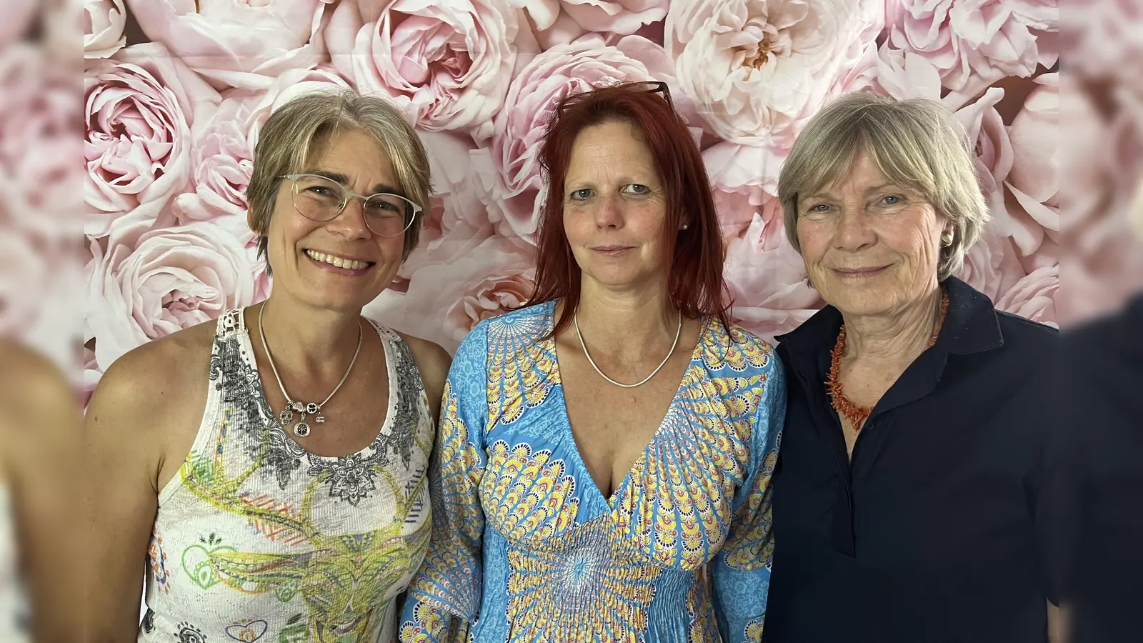 Annette Arand (l). und Sonja Brandtner (r.) bilden den Vorstand von wohlBedacht. Ute Daumiller war bis 2022 im Vorstand und hat als Architektin viele Bauprojekte des Vereins begleitet. (Foto: wohlBEDACHT e.V.)