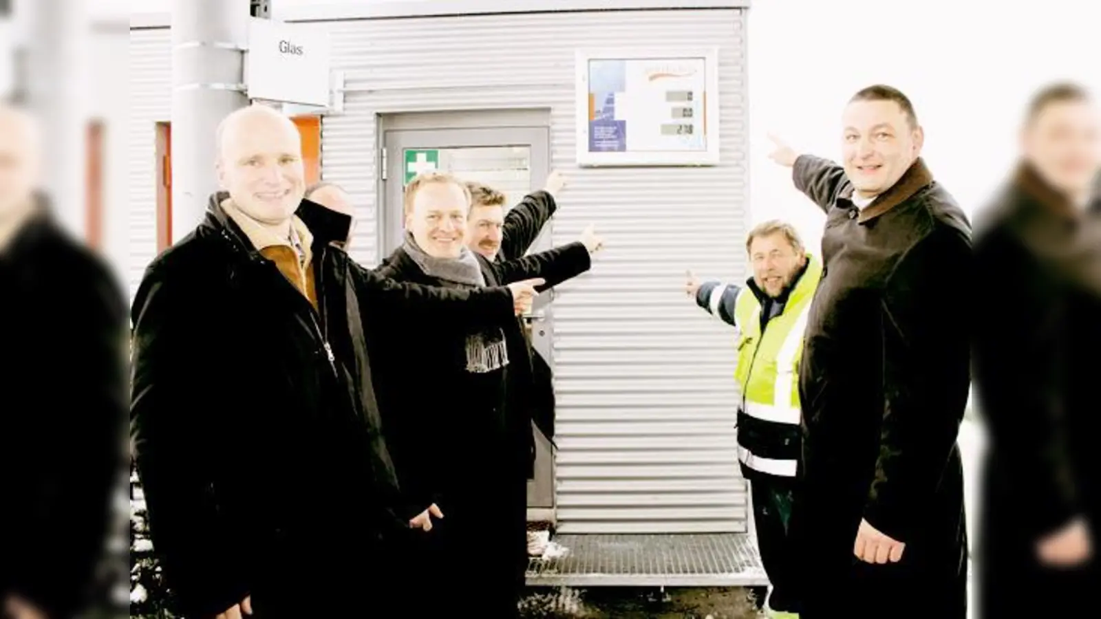 Bürgermeister Robert Niedergesäß (2. v. li.) und Klaus Gehrlicher (re.) sowie Mitarbeiter zeigen auf die Leistungs-Anzeigentafel der neuen Anlage.   (Foto: pt)