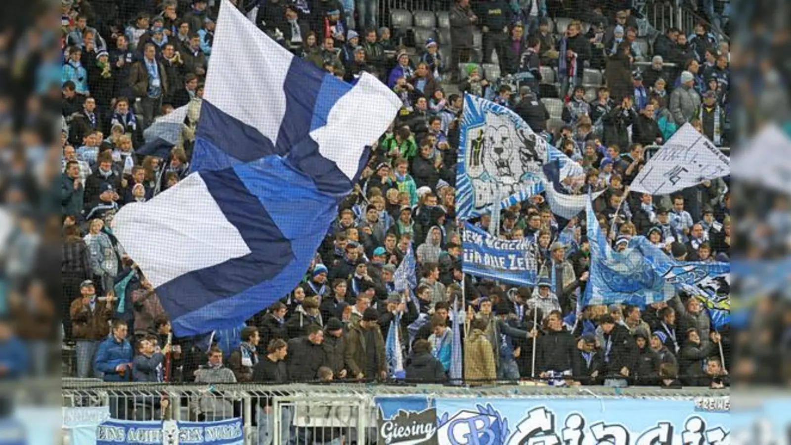 Wollen im Sonderzug nach Dresden: die Fans der Münchner Löwen.  (Foto: A. Wild)
