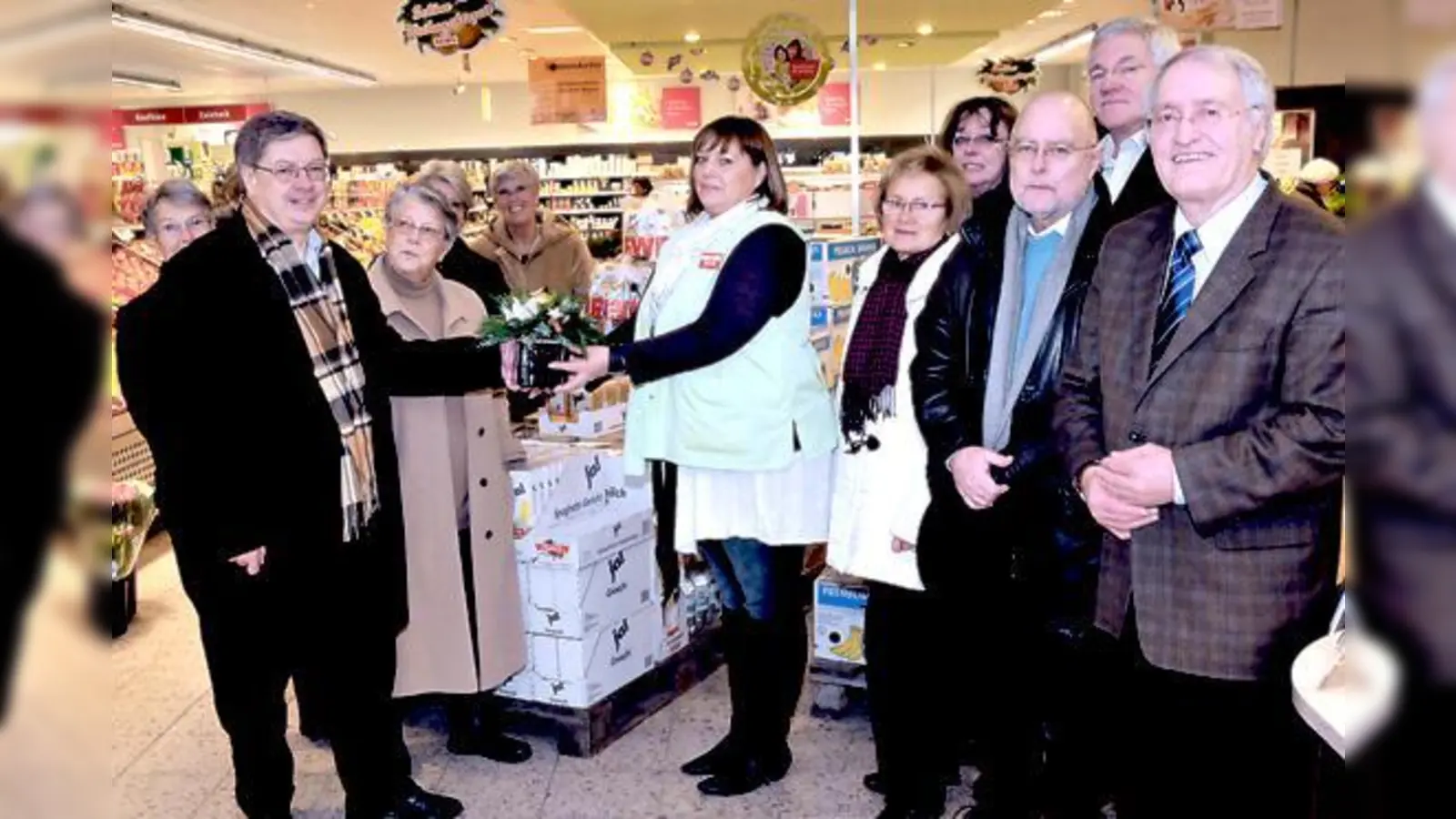 Links Peter Möws, Leiter der Tafel, in der Mitte Yvonne Kloth, die Projekt-Leiterin des REWE-Marktes, rechts die Bürgermeister von Kirchheim, Feldkirchen,  Aschheim, Heinz Hilger, Werner van der Weck und Helmut J. Englmann.	 (Foto: VA)